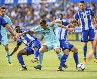 Messi falla un penalti y el Barcelona no puede con el Alavés al descanso Messi falla un penalti y el Barcelona no puede con el Alavés al descanso