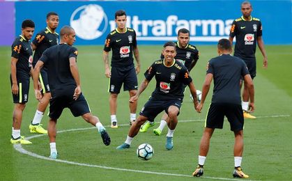 Brasil entrena completo por primera vez en Porto Alegre Brasil entrena completo por primera vez en Porto Alegre