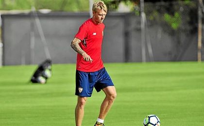 Kjaer, en un entrenamiento con el Sevilla. Kjaer, en un entrenamiento con el Sevilla.
