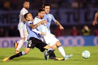 0-0. Argentina encomendada a Messi se aburre ante la disciplina uruguaya 0-0. Argentina encomendada a Messi se aburre ante la disciplina uruguaya