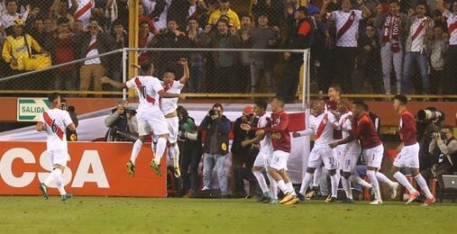 2-1. Perú rompe el cerrojo de Bolivia y se pone a dos puntos de Argentina 2-1. Perú rompe el cerrojo de Bolivia y se pone a dos puntos de Argentina