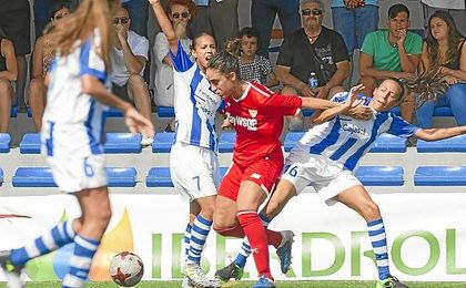 La sevillista Piemonte intenta zafarse de la presión del conjunto onubense. La sevillista Piemonte intenta zafarse de la presión del conjunto onubense.