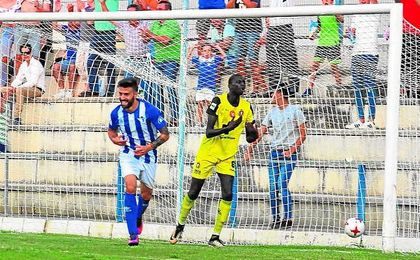 El albiazul Manu Reina celebra el segundo tanto del Écija ante la desesperación del lorquino N´Diaye. El albiazul Manu Reina celebra el segundo tanto del Écija ante la desesperación del lorquino N´Diaye.