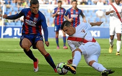 El sevillista Matos, en un lance del partido en El Alcoraz. El sevillista Matos, en un lance del partido en El Alcoraz.