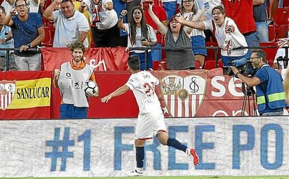 Nolito celebra el 3-0 mirando a la grada. Nolito celebra el 3-0 mirando a la grada.