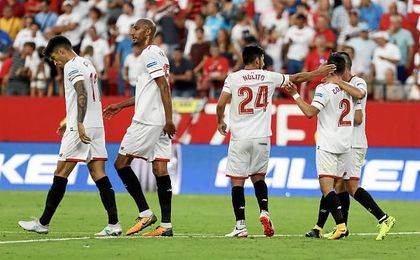 Nolito felicita a Corchia por el pase del tercer gol, que lo firmó el sanluqueño. Nolito felicita a Corchia por el pase del tercer gol, que lo firmó el sanluqueño.