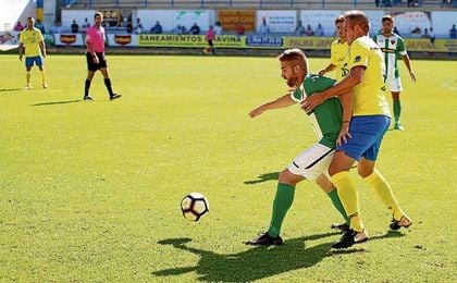 Jaime Otón intenta hacerse con un balón en el partido de ayer. Jaime Otón intenta hacerse con un balón en el partido de ayer.