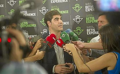 Haro, atendiendo a los medios de comunicación. Haro, atendiendo a los medios de comunicación.