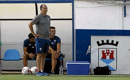 José Antonio Granja sigue con atención un partido del Castilleja, que ahora recibe al Cádiz B. José Antonio Granja sigue con atención un partido del Castilleja, que ahora recibe al Cádiz B.