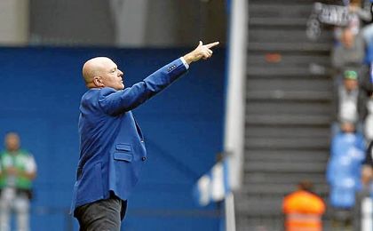 Mel cree que a su equipo le falta músculo. Mel cree que a su equipo le falta músculo.