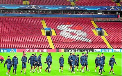 El Sevilla de Eduardo Berizzo se entrenó en la tarde-noche de ayer sobre el césped de Anfield, donde hoy se medirá al Liverpool. El Sevilla de Eduardo Berizzo se entrenó en la tarde-noche de ayer sobre el césped de Anfield, donde hoy se medirá al Liverpool.