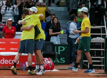Australia gana el dobles y se acerca a la final Australia gana el dobles y se acerca a la final