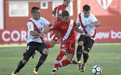 Fede San Emeterio y Matos enciman a Unai López. Fede San Emeterio y Matos enciman a Unai López.