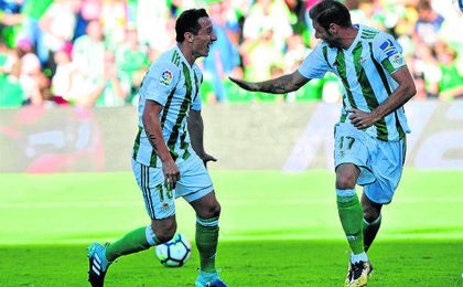Joaquín y Guardado, protagonistas en el partido de ayer. Joaquín y Guardado, protagonistas en el partido de ayer.