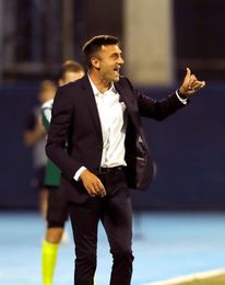 Apalean al entrenador del Dinamo de Zagreb en la puerta de su casa Apalean al entrenador del Dinamo de Zagreb en la puerta de su casa