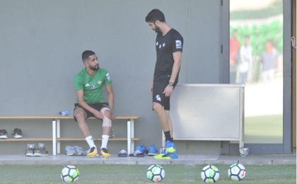 Boudebouz sintió molestias en su rodilla ante el Depor y ante el Madrid. Boudebouz sintió molestias en su rodilla ante el Depor y ante el Madrid.