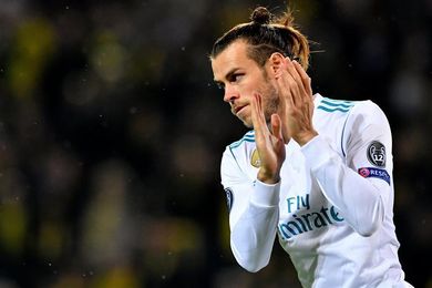 Bale sufre un calambre en la pierna derecha Bale sufre un calambre en la pierna derecha