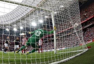 0-1. El Athletic tropieza ante el Zorya en San Mamés y se complica la vida 0-1. El Athletic tropieza ante el Zorya en San Mamés y se complica la vida