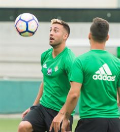 Camarasa, con el grupo; Campbell, Boudebouz y Javi García, al margen Camarasa, con el grupo; Campbell, Boudebouz y Javi García, al margen