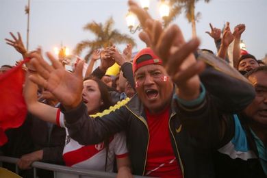 Los hinchas peruanos y los colombianos se aferran a la fe Los hinchas peruanos y los colombianos se aferran a la fe