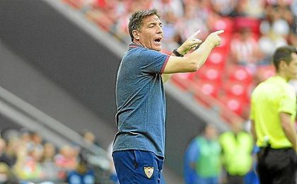 Eduardo Berizzo, en la banda de San Mamés. Eduardo Berizzo, en la banda de San Mamés.