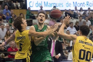 73-76. Ponitka y Vázquez desmontan a la Penya en la segunda parte 73-76. Ponitka y Vázquez desmontan a la Penya en la segunda parte