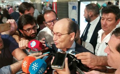 José Castro, atendiendo a los medios en el aeropuerto. José Castro, atendiendo a los medios en el aeropuerto.