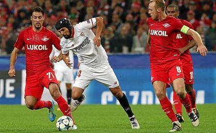 Nolito intenta zafarse de la presión de dos rivales. Nolito intenta zafarse de la presión de dos rivales.
