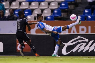 Un canadiense firma el doblete para el Puebla y le quita el invicto al líder Monterrey Un canadiense firma el doblete para el Puebla y le quita el invicto al líder Monterrey