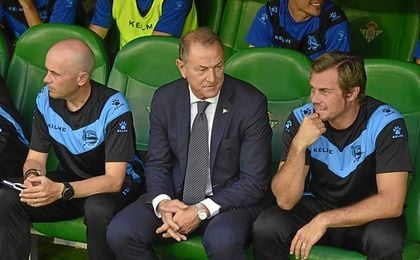 De Biasi está muy molesto tras el 2-0. De Biasi está muy molesto tras el 2-0.