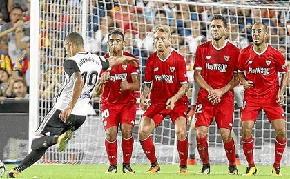 Pizarro, junto a Franco Vázquez en la barrera. Pizarro, junto a Franco Vázquez en la barrera.