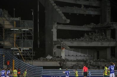 La demolición del fondo sur deja imágenes inéditas del estadio de Anoeta La demolición del fondo sur deja imágenes inéditas del estadio de Anoeta