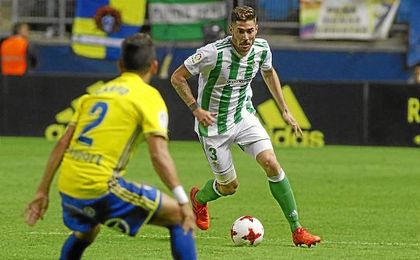 Javi García conduce el balón en el partido de Copa ante el Cádiz. Javi García conduce el balón en el partido de Copa ante el Cádiz.
