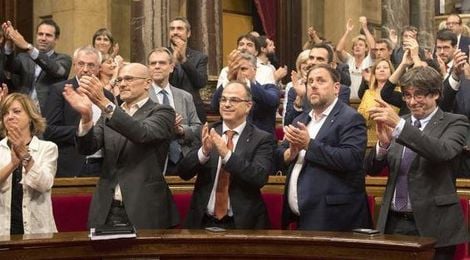 El Parlament declara constituida la República catalana e insta al Govern a implementarla. El Parlament declara constituida la República catalana e insta al Govern a implementarla.