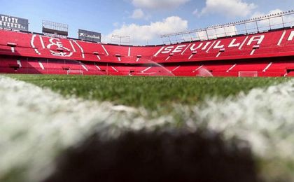 El Sánchez-Pizjuán estrena alfombra verde El Sánchez-Pizjuán estrena alfombra verde