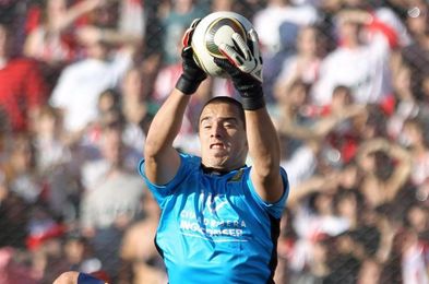 Delfín retoma liderato del fútbol en Ecuador, donde el argentino Galíndez es figura al tapar y marcar gol Delfín retoma liderato del fútbol en Ecuador, donde el argentino Galíndez es figura al tapar y marcar gol