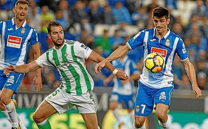 Amat presiona al goleador de la noche, Gerard Moreno Amat presiona al goleador de la noche, Gerard Moreno