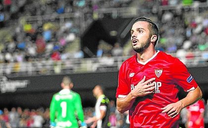 Pablo Sarabia se señala el escudo del Sevilla, al cual sirve fielmente desde que arribó. Pablo Sarabia se señala el escudo del Sevilla, al cual sirve fielmente desde que arribó.