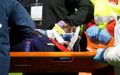 Martina (Everton), evacuado en camilla tras un fuerte golpe en la espalda Martina (Everton), evacuado en camilla tras un fuerte golpe en la espalda
