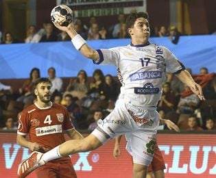 32-29. El Ademar se agarra a Europa apoyado en la genialidad de Simonet 32-29. El Ademar se agarra a Europa apoyado en la genialidad de Simonet