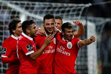 1-3 El Benfica gana al Vitoria de Guimaraes y sigue vivo en la Liga lusa 1-3 El Benfica gana al Vitoria de Guimaraes y sigue vivo en la Liga lusa