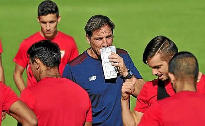 Berizzo, en un entrenamiento nervionense. Berizzo, en un entrenamiento nervionense.