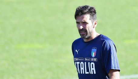 Buffon dice que Italia no debe fijarse en la "presión externa" por la repesca Buffon dice que Italia no debe fijarse en la "presión externa" por la repesca