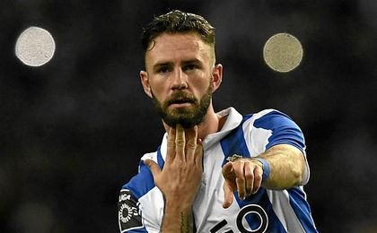 Layún puede jugar por las dos bandas. Layún puede jugar por las dos bandas.