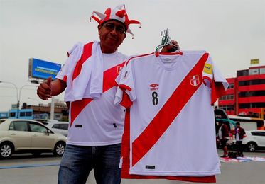 Una ola blanquirroja espera impaciente en Perú la repesca con Nueva Zelanda Una ola blanquirroja espera impaciente en Perú la repesca con Nueva Zelanda