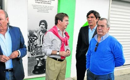En el centro de la imagen, el mítico Julio Cardeñosa, a las puertas del Benito Villamarín para asistir a un acto de homenaje a otra leyenda en verdiblanco, Paco Bizcocho. En el centro de la imagen, el mítico Julio Cardeñosa, a las puertas del Benito Villamarín para asistir a un acto de homenaje a otra leyenda en verdiblanco, Paco Bizcocho.