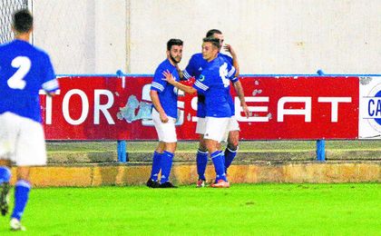 El San José celebra uno de los goles logrados en el Guadalquivir de Coria, donde se impuso por 0-5. El San José celebra uno de los goles logrados en el Guadalquivir de Coria, donde se impuso por 0-5.