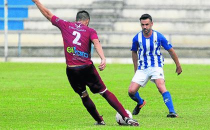 Jonathan Ruiz (derecha) en un lance del encuentro disputado contra el Badajoz. Jonathan Ruiz (derecha) en un lance del encuentro disputado contra el Badajoz.