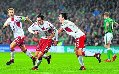 Kjaer, a la izquierda, celebra uno de los goles en el 1-5 sobre Irlanda de ayer. Kjaer, a la izquierda, celebra uno de los goles en el 1-5 sobre Irlanda de ayer.
