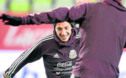 Guardado, salvo causa de fuerza mayor, estará en Rusia con su selección el próximo verano. Guardado, salvo causa de fuerza mayor, estará en Rusia con su selección el próximo verano.